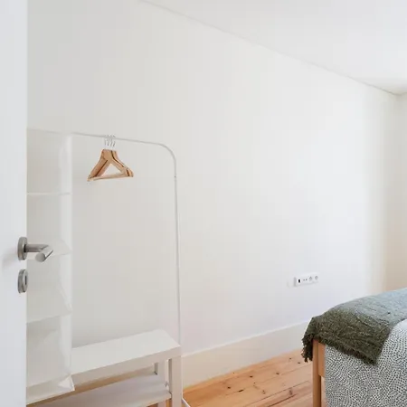 Bedroom In Shared House In Chiado - Historic Center Of * Lissabon