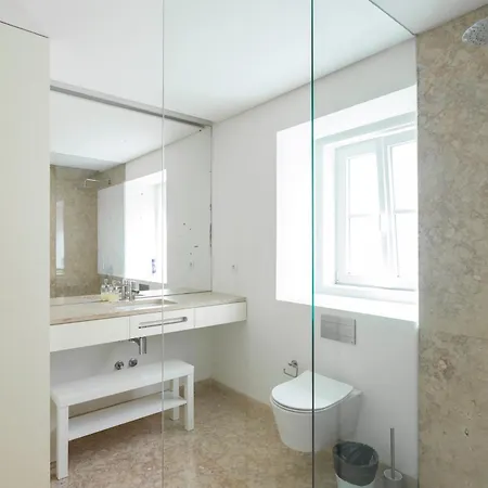 Bedroom In Shared House In Chiado - Historic Center Of Lissabon