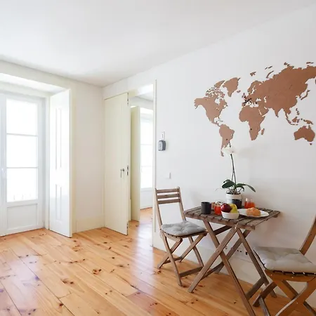 Bedroom In Shared House In Chiado - Historic Center Of * Lissabon