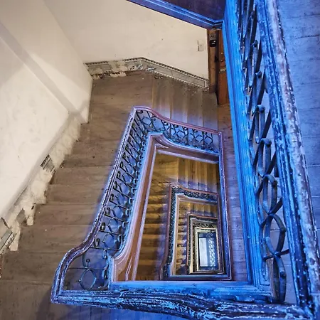 Проживание в семье Bedroom In Shared House In Chiado - Historic Center Of *