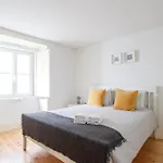 Bedroom In Shared House In Chiado - Historic Center Of Séjour chez l'habitant *