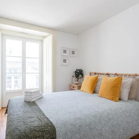 Bedroom In Shared House In Chiado - Historic Center Of Pansiyon