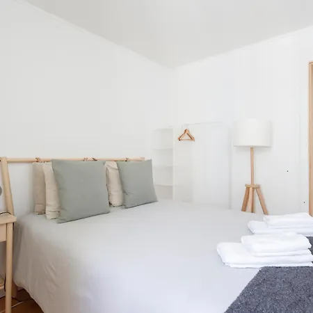 Bedroom In Shared House In Chiado - Historic Center Of Pansiyon