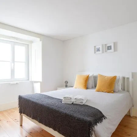 Bedroom In Shared House In Chiado - Historic Center Of Séjour chez l'habitant *