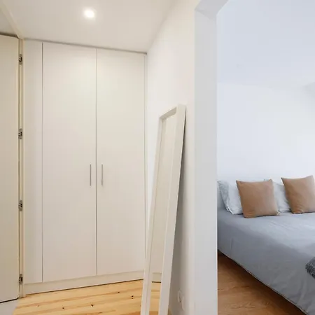 Bedroom In Shared House In Chiado - Historic Center Of Séjour chez l'habitant *