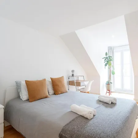 Bedroom In Shared House In Chiado - Historic Center Of Accommodatie bij particulieren *