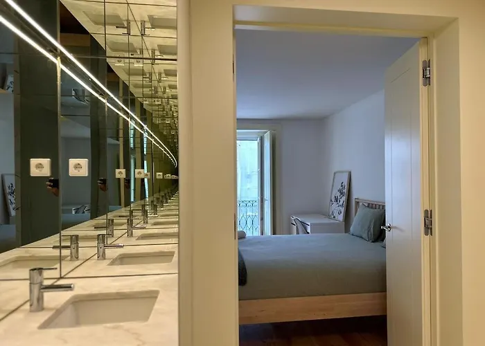 Bedroom In Shared House In Chiado - Historic Center Of Séjour chez l'habitant *