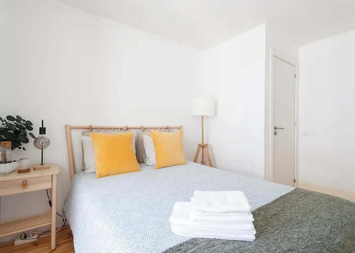 Bedroom In Shared House In Chiado - Historic Center Of