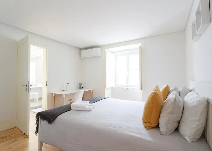Bedroom In Shared House In Chiado - Historic Center Of