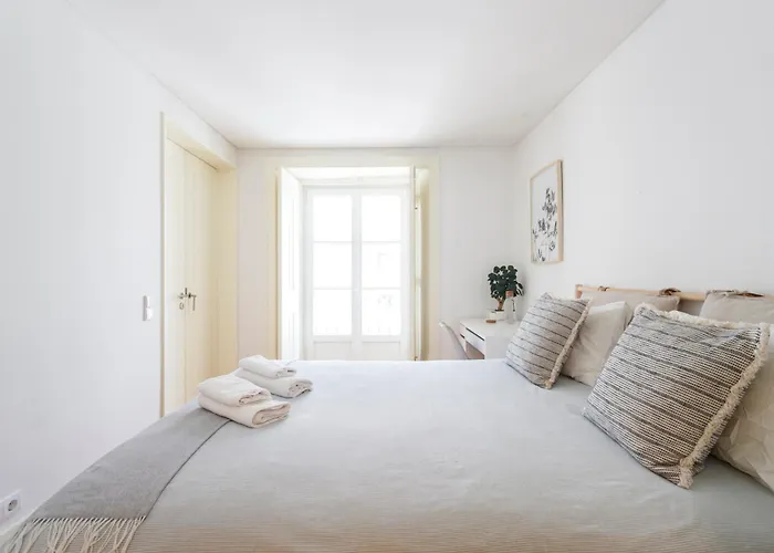 Séjour chez l'habitant Bedroom In Shared House In Chiado - Historic Center Of
