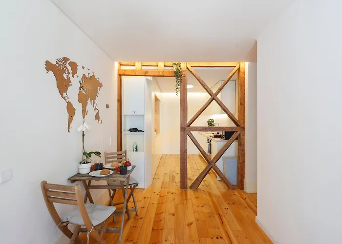 Bedroom In Shared House In Chiado - Historic Center Of Séjour chez l'habitant *