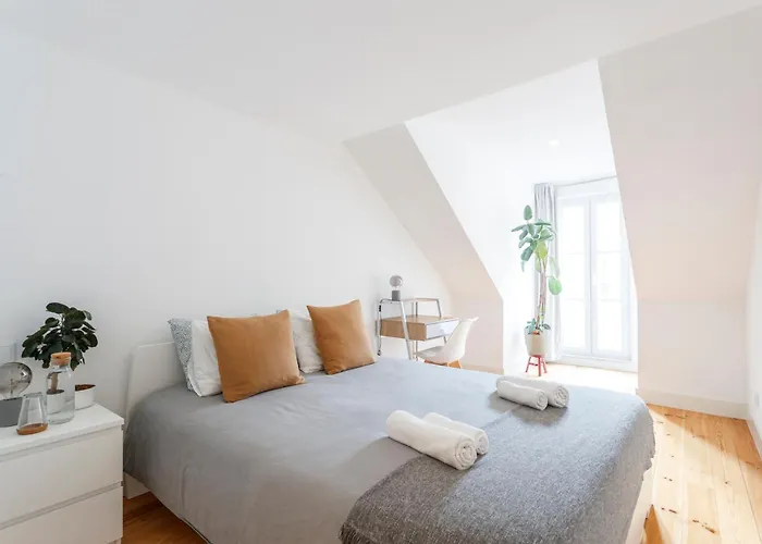 Bedroom In Shared House In Chiado - Historic Center Of Séjour chez l'habitant *
