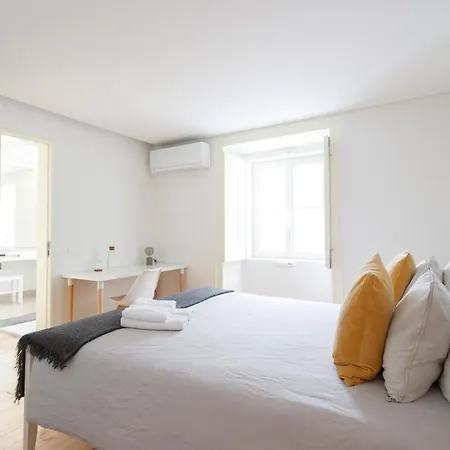 Bedroom In Shared House In Chiado - Historic Center Of