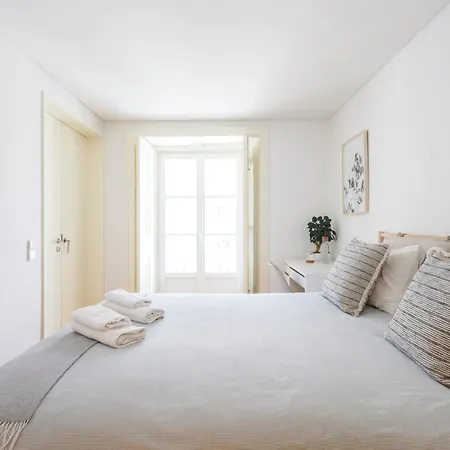 Проживание в семье Bedroom In Shared House In Chiado - Historic Center Of