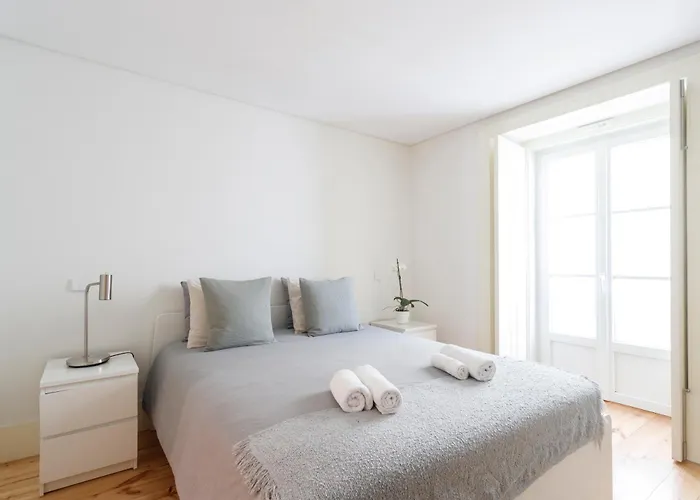 Bedroom In Shared House In Chiado - Historic Center Of * Лиссабон