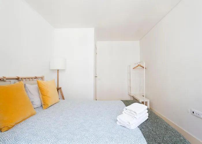 Проживание в семье Bedroom In Shared House In Chiado - Historic Center Of Лиссабон