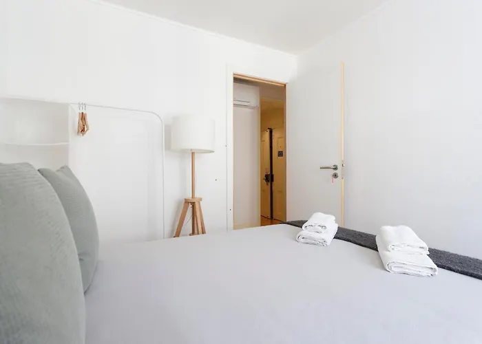 Проживание в семье Bedroom In Shared House In Chiado - Historic Center Of Лиссабон