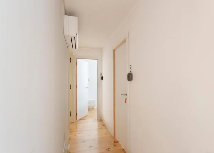 Bedroom In Shared House In Chiado - Historic Center Of * Лиссабон