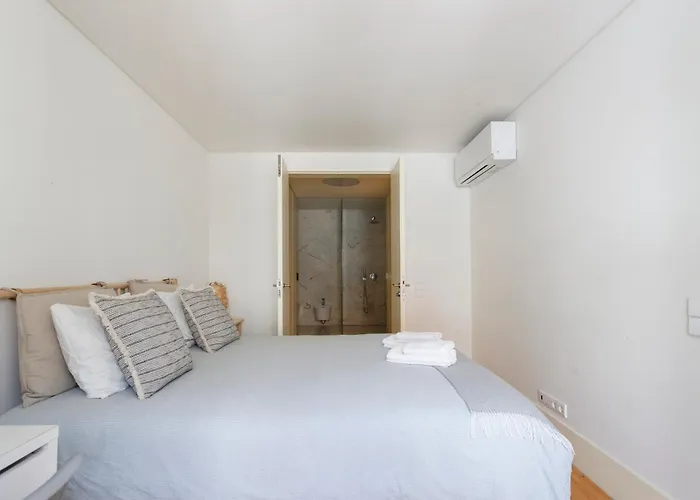 Bedroom In Shared House In Chiado - Historic Center Of Проживание в семье *