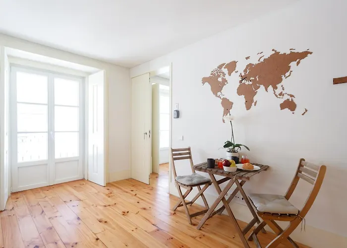 Bedroom In Shared House In Chiado - Historic Center Of * Лиссабон