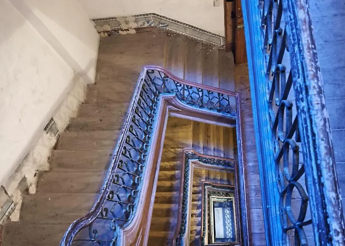 Проживание в семье Bedroom In Shared House In Chiado - Historic Center Of *