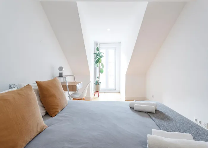 Bedroom In Shared House In Chiado - Historic Center Of Проживание в семье Лиссабон