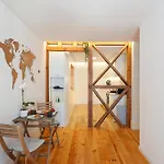 Bedroom In Shared House In Chiado - Historic Center Of منزل للإقامة *