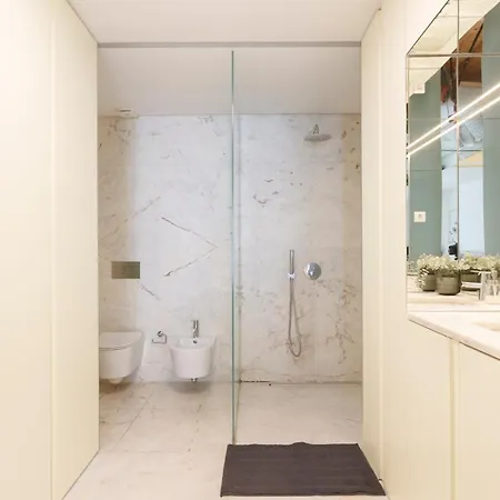 Bedroom In Shared House In Chiado - Historic Center Of 홈스테이 리스본