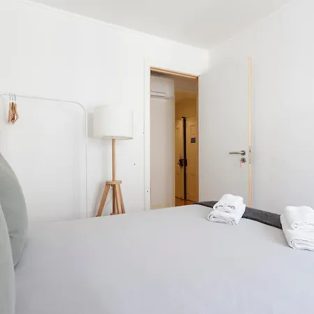 Accommodatie bij particulieren Bedroom In Shared House In Chiado - Historic Center Of Lissabon