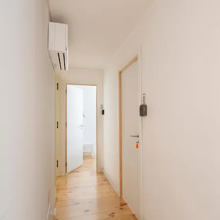 Bedroom In Shared House In Chiado - Historic Center Of * 리스본